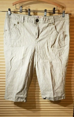 Adorable Faded Glory Size 24W Lite Olive Green Lite Floral Print Stretch Capris - Image 1 of 4