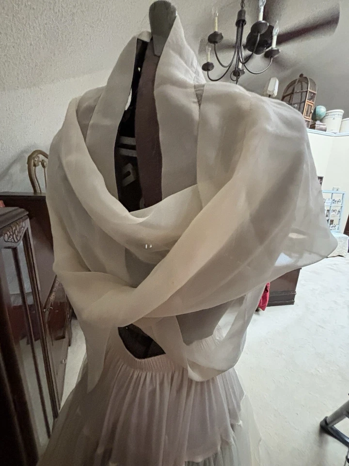 Mantón/bufanda de seda Echo hecho en Japón. 6’ de largo por 17” de ancho. Color hueso Foto 1 de 4