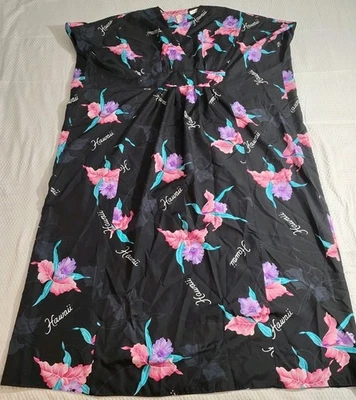 Antigo Vestido Havaiano Muumuu House Preto com Hibisco 60" Busto Medido Feminino - Imagem 1 de 4