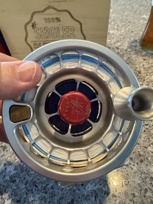 Carrete de pesca con mosca Seigler - ¡Carrete de mosca mediano MF con arrastre de palanca! ¡Incluye estuche! Foto 1 de 4