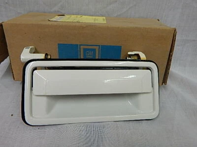NOS GM 16624724 Handle AS RH - Image 1 of 3