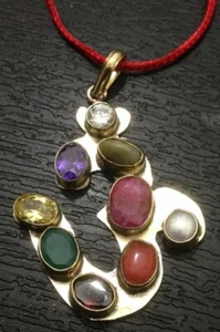 NAVRATNA NAVRATAN NAVARATNA NINE 9 GEMME PIETRA AUM OM CIONDOLO CHARM ASHTADHATU - Foto 1 di 2