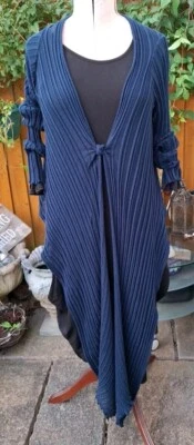 Cárdigan envolvente IOANNA KOURBELA azul marino arquetipos polimórficos talla única Foto 1 de 4