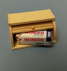 Caja de pan de madera en miniatura para casa de muñecas con pan maravilloso escala 1:12 - Imagen 1 de 3