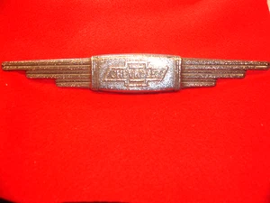 1937 Chevrolet Sedan Trunk Deck Lid Emblem Ornament Factory GM Part 595744 - Bild 1 von 2