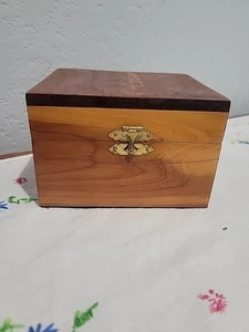 VTG Cedar Wood and Brass Jewelry Box Trinket  5.5" x 4.75" x 3.5" w/ Hinged Lid - Bild 1 von 10