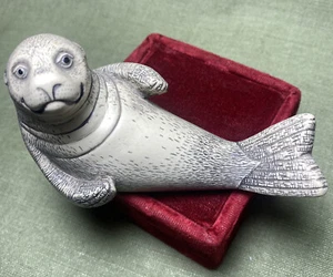 Adorable Vintage Art Of The North Carved Resin Figurine Reclining Seal   Canada - Picture 1 of 6