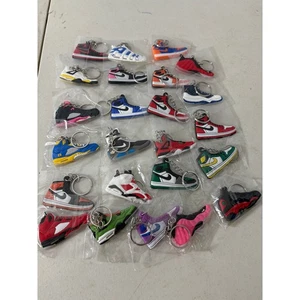 Mini Llaveros Zapatilla Deportiva - Surtido Estilos de Zapatos Air Jordan - Lote de 20 - Imagen 1 de 6