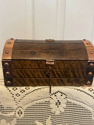 Cofre de madera estilo vintage con tapa curva y detalles en cobre. Foto 1 de 4