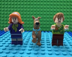Lego Mini Figures Daphne Blake, Scooby Doo, And Shaggy W Seaweed