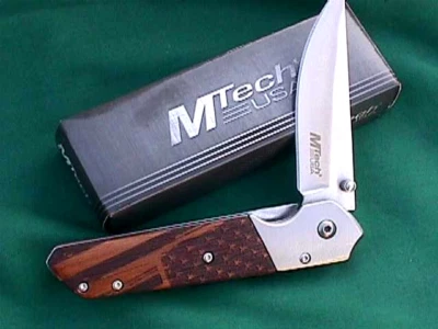 NAVAJA DE BOLSILLO PLEGABLE MTech LINER LOCK AO ASSIST APERTURA ESTRELLAS Y RAYAS MADERA NUEVA Foto 1 de 4