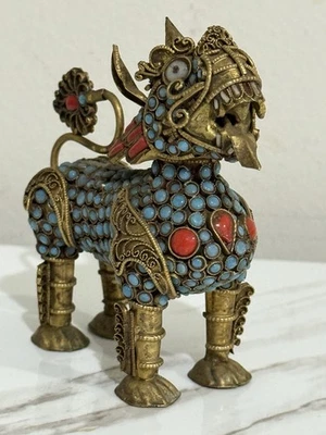 Маленькая тибетская латунная инкрустированная бирюзовая и коралловая фигурка собаки Kylin Foo 2x2 дюйма - Изображение 1 из 4