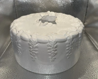 "Cubierta para pasteles DESTINO'S SA PORTUGAL cerámica blanca en relieve 10 1/2""x 4 3/4""" Foto 1 de 4