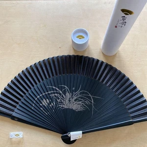 Abanico Plegable Japonés Sensu Negro Hermoso Diseño Cultural Caja Kimono Yukata - Imagen 1 de 9