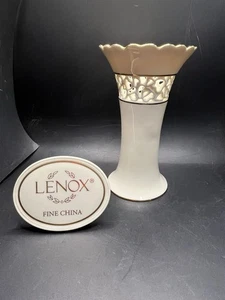 Beautiful Lenox Pierced Heart Large Vase - Picture 1 of 5