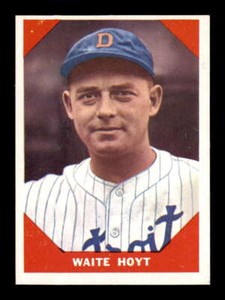 1960 Fleer #69 Waite Hoyt   EXMT/EXMT+ X2818640