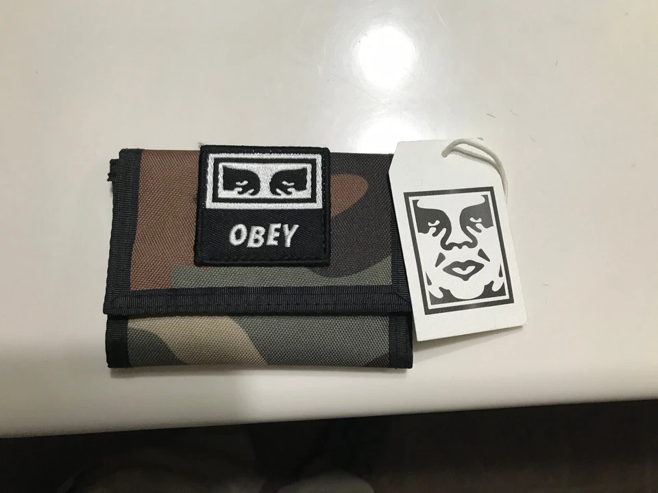 CARTERA TRIPLE PLIEGUE DE LONA OBEY QUALITY DISENT (WOODLAND CAMO) ¡TOTALMENTE NUEVA con ETIQUETA!! Foto 1 de 3
