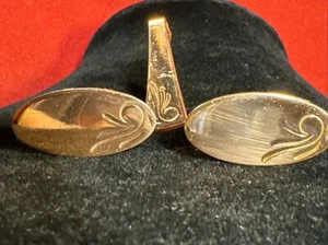 Vintage Kupfer Manschettenknöpfe Set oval 1 Zoll breit graviert vorne mit Krawattenclip - Bild 1 von 6
