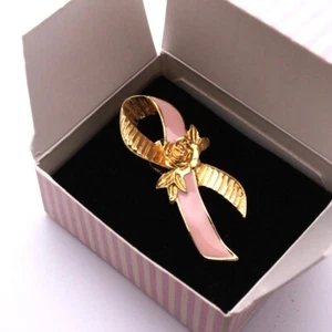 Prendedor de solapa cinta rosa vintage AVON Better Breast Care 1994 - grande - Imagen 1 de 7