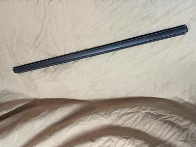 09 10 11 12 13 14 HONDA FIT PUERTA CONDUCTOR TRASERA DERECHA VENTANA CINTURÓN SELLO MOLDURA OEM Foto 1 de 4