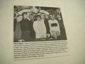 BJORK con ejecutivos en Tower Records en Nueva York de colección negocio de la música promoción foto/texto - Imagen 1 de 1