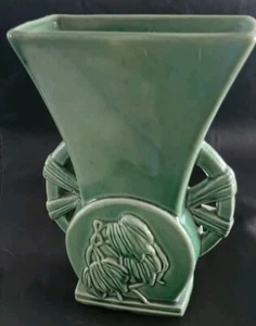 Jarrón floral vintage de mediados de siglo Nelson McCoy con rueda de carro de cerámica/cerámica verde - Imagen 1 de 10