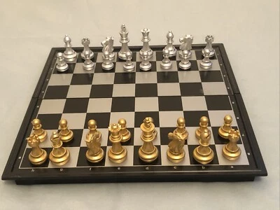 Scacchiera magnetica portatile pieghevole da Viaggio scacchi oro e argento - Immagine 1 di 2