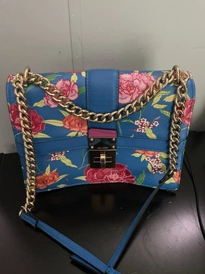 Monedero Aldo Tortorici rosa y azul floral con honda, correa de cadena dorada, cierre de pestillo Foto 1 de 4