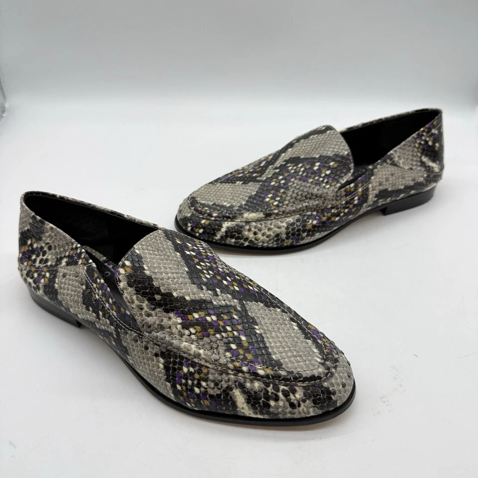 Mocassim Vince Camuto Jendeya couro cinza píton cobra em relevo tamanho 7.5 - Imagem 1 de 4