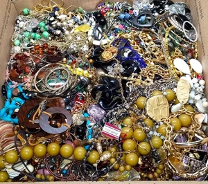 Schmuckset 10 Pfund GrandMa Vintage & Neu Strass & Perlen Trödel & Gebrauchsspuren verheddert - Bild 1 von 10