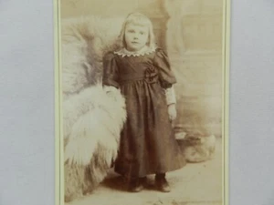 Junges blondes Mädchen formelles Kleid Porträt 6 x 4" Easton, PA ca. 1900er Kabinettkarte - Bild 1 von 3