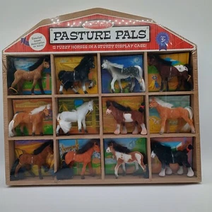 Neu Melissa & Doug Weidefreunde 12 Sammlerstücke Fuzzy Pferde Figuren Holzkiste - Bild 1 von 8