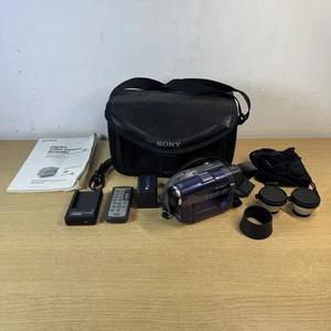Mini videocámara de DVD portátil Sony Handycam DCR-DVD91E funcionando + extras funcionando - Imagen 1 de 20