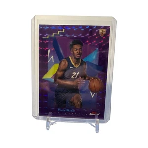 2024-25 Topps Finest - Yves Missi #158 Purple Geometric Refractor /75 (RC) - Bild 1 von 2