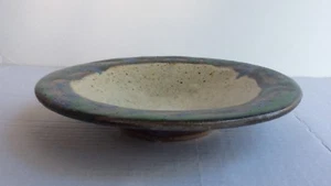 "Plato de cerámica artística de estudio de gres verde pesado vintage de 7 3/4"" de diámetro con firmado" - Imagen 1 de 6