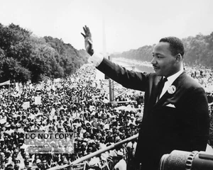 11X14 PHOTO  MARTIN LUTHER KING, JR. WAVES TO CROWD AT LINCOLN MEMORIAL (AA-113) - Picture 1 of 1