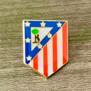 ATLETICO DE MADRID (LA LIGA) ENAMELED SOCCER/FOOTBALL LAPEL PIN W/STORAGE BAG - Picture 1 of 2