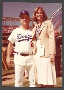 1978 ASG Tom Lasorda & Toni Tennille 3-1/2 x 4-7/8 ORIGINAL SNAPSHOT PHOTO #34 - Picture 1 of 1