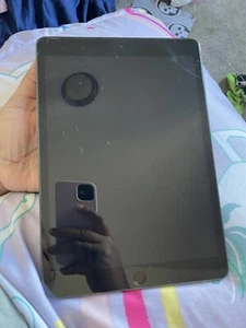 Apple iPad 7th Gen. 32GB, Wi-Fi, 10.2 in - Silver - Picture 1 of 3
