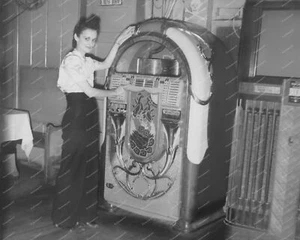 Wurlizer Jukebox Model 850 Peacock 8x10 Reprint of Old Photo - Bild 1 von 1