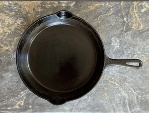 VINTAGE 1950's GRISWOLD NO. 9 CAST IRON SKILLET - Picture 1 of 10