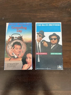 2 Comedy Classic VHS Tapes- Groundhogs Day And Blues Brothers- SNL Alumni - Imagem 1 de 4