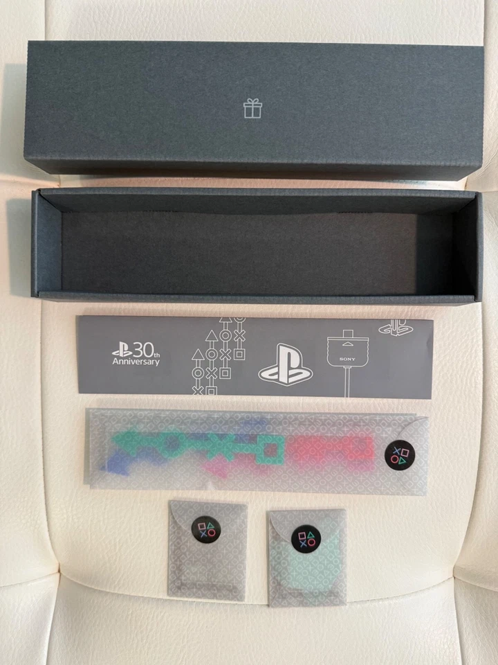Playstation 5 30 aniversario accesorios raros (pegatina, corbatas y clip de pimienta). Foto 1 de 1