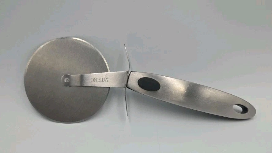 "Rueda cortadora de pizza Oneida 3,5"" rebanadora de acero inoxidable mango ergonómico usado en excelente estado" Foto 1 de 4