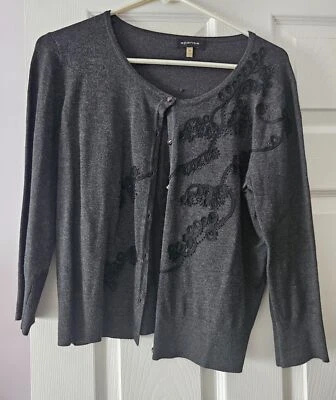 Cárdigan negro manga 3/4 con apliques florales de Spense Dark Academia Foto 1 de 4