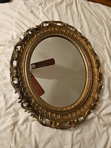 Specchio da parete vintage in resina ovale dorato bronzo decorato Hollywood Regency 26x20,5 MCM - Foto 1 di 9