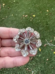 Broche prendedor vintage de diamantes de imitación en tonos plateados flor en capas 1,75” Estate - Imagen 1 de 4