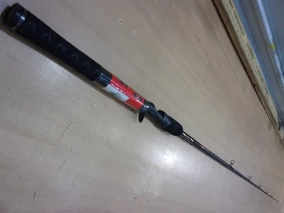 SHAKESPEARE UGLY STIK GX2 6 英尺 6 英寸中型铸造杆 — 第 1/4 张图片