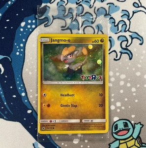 Jangmo-o 75/111 Toys R Us Promo Stamped Holo Rare Pokemon Card 2017 NEW/SEALED - Bild 1 von 1