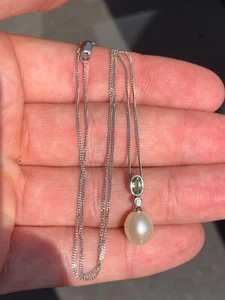 18ct gold diamond green sapphire cultured pearl pendant on chain 3.5 grams - Picture 1 of 7